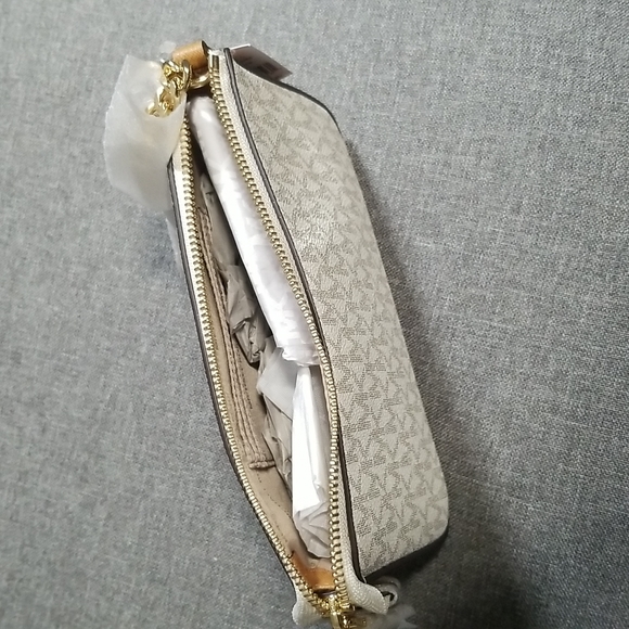 Michael Kors MD Chain Pochette in Vanilla Signature with Gold Stars - Picture 9 of 14